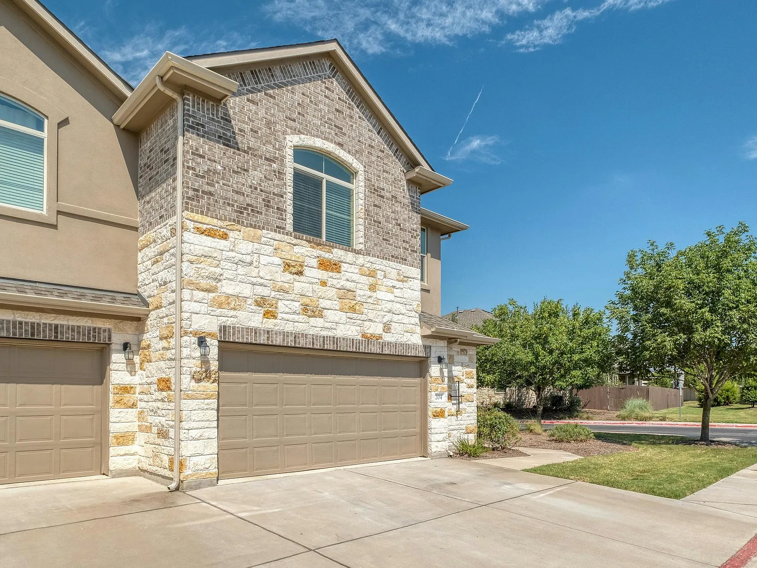 4 bed, 2.5 bath, 2102 sqft, $2,095 — Photo 3