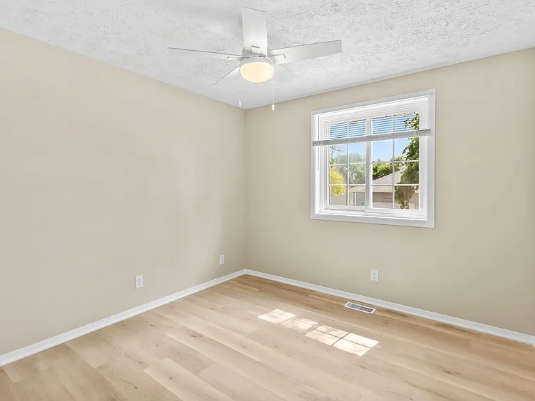 5732 S 137th St — Photo 18