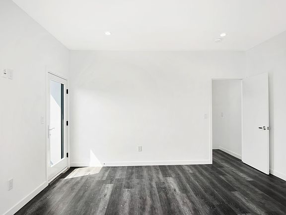 4th image of 10926 1/2 Hesby St #0