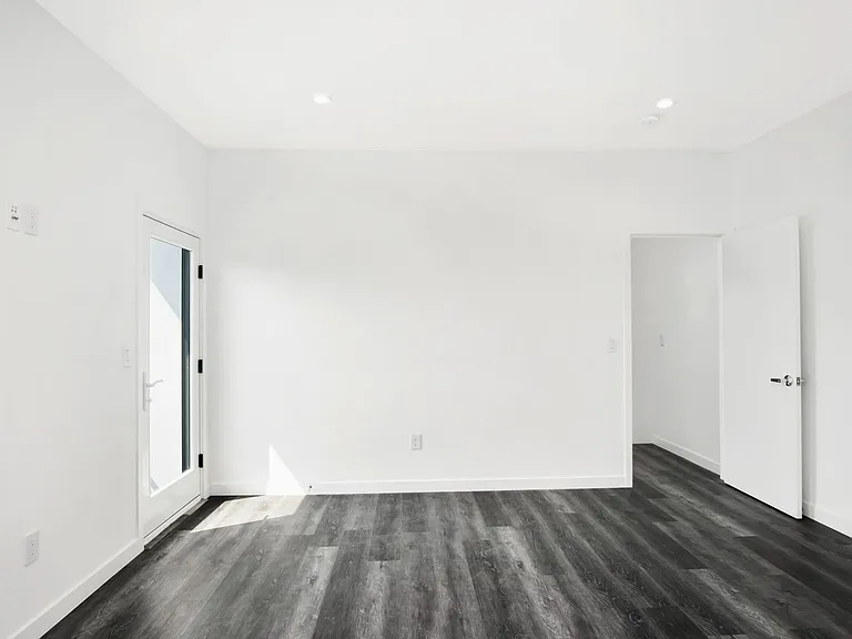 10926 1/2 Hesby St — Photo 4