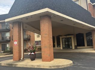 1198 Royal Glen Dr APT 102, Glen Ellyn, IL 60137