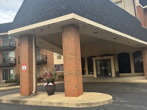 1198 Royal Glen Dr APT 102, Glen Ellyn, IL 60137