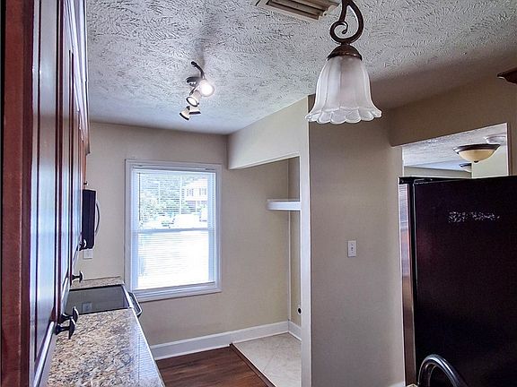 5th image of 406 Kirkcaldy Ct