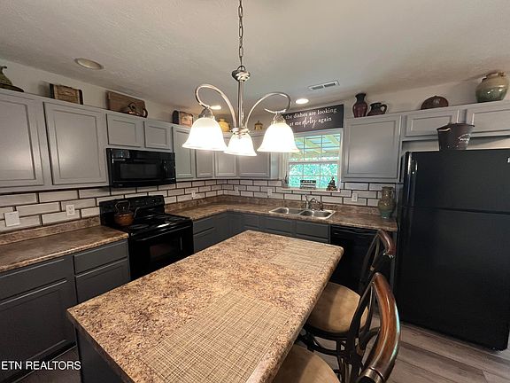 3rd image of 8201 Oak Terrace Ln