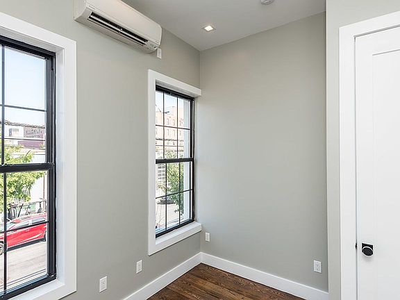 5th image of 303 Kingsland Ave #2L