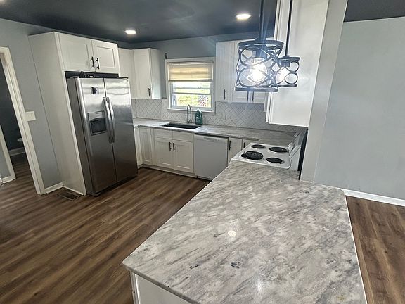 3rd image of 7404 Sabre Ave