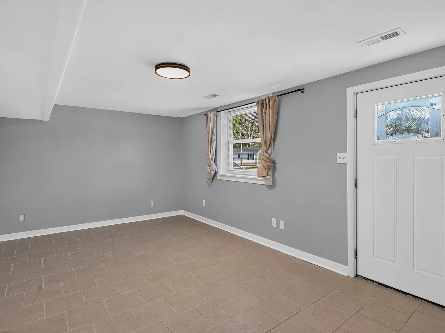 4 bed, 1.5 bath, 1152 sqft, $1,600 — Photo 2