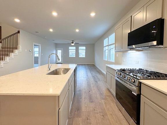 4th image of 4808 Bardwell St