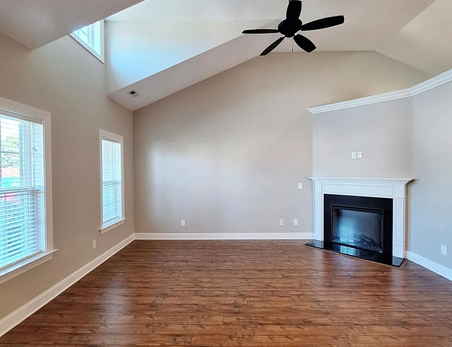 3 bed, 2.0 bath, 1429 sqft, $1,700 — Photo 2