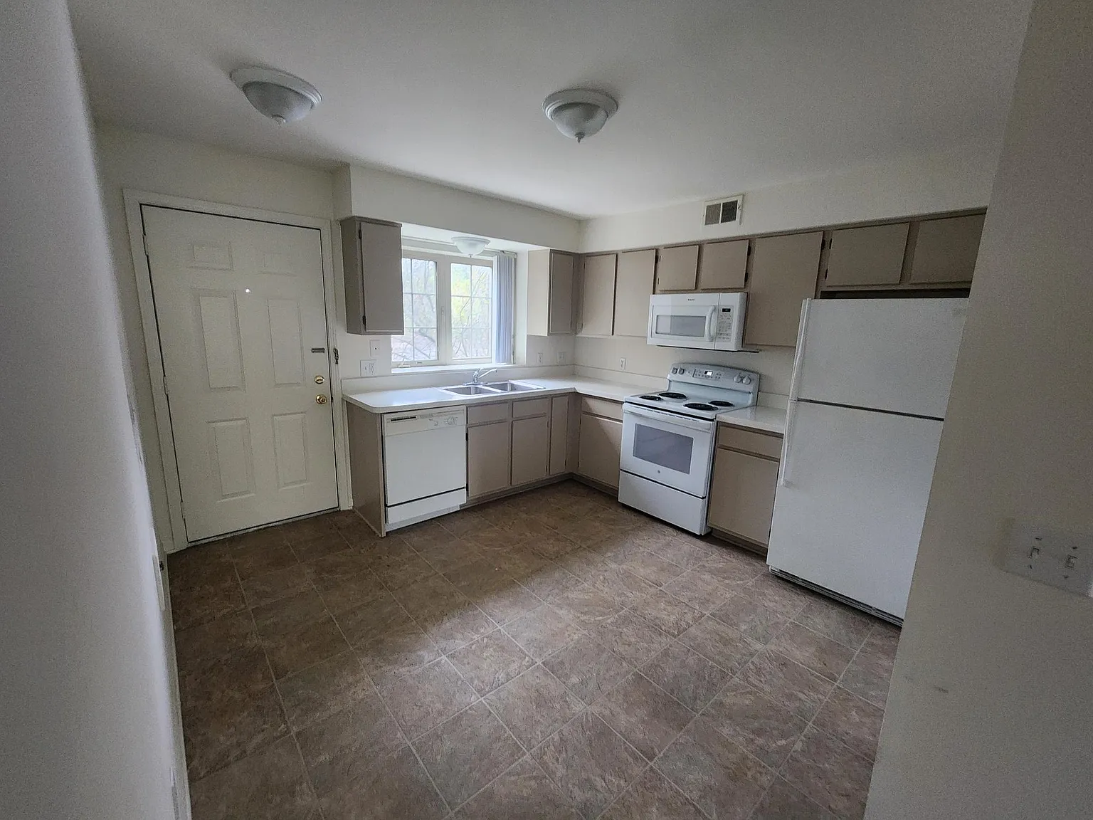 2 bed, 1080 sqft, $1,625 — Photo 1