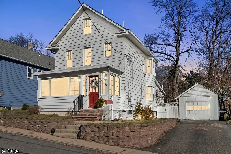 22 Mott Pl photo 1