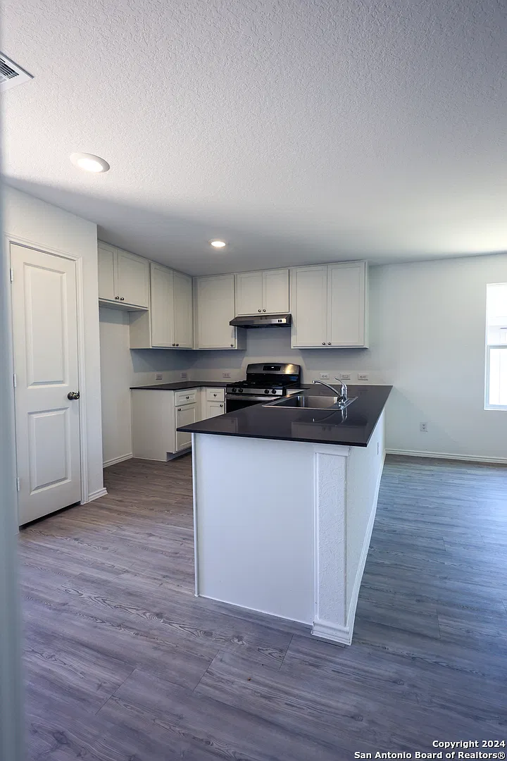 3 bed, 1266 sqft, $1,630 — Photo 4