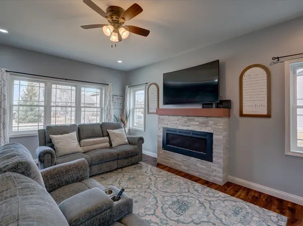 285 S Goldenrod Dr, Sun Prairie, WI 53590