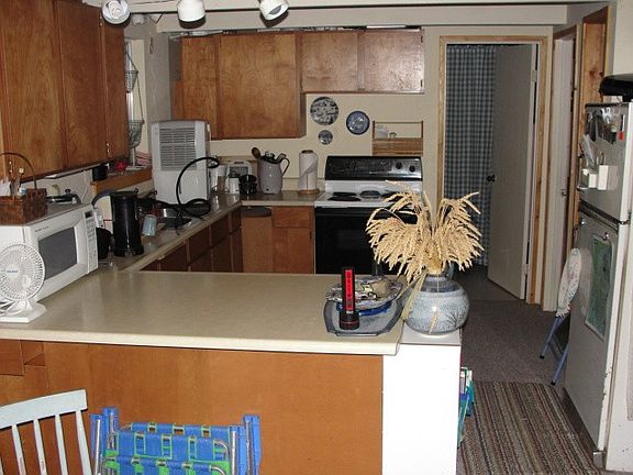 3rd image of 570 E Pointes Dr W