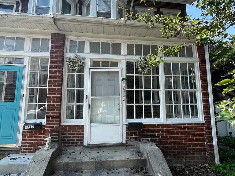 2322 Penn St — Photo 2