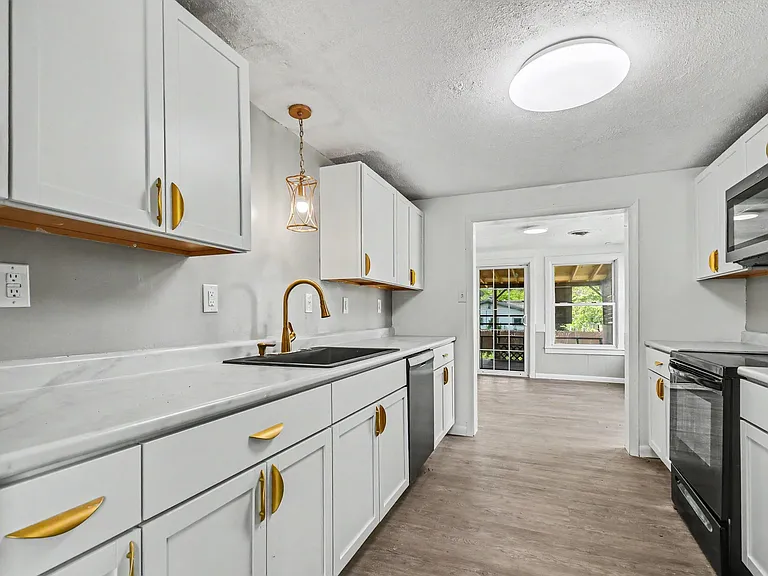 2527 Riverside Dr — Photo 5