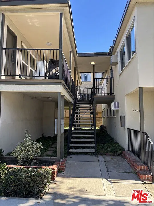 1 bed, 1.0 bath, $2,400 — Photo 2