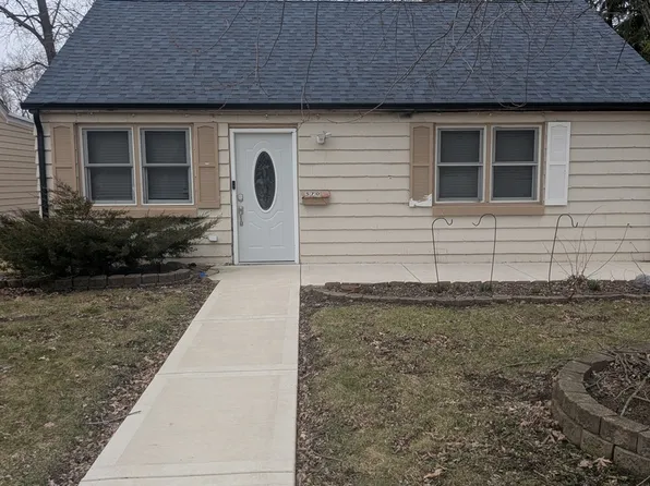 570 Farnum Ave, Aurora, IL 60505