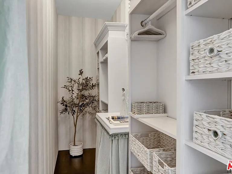 2425 Clement Ave — Photo 15