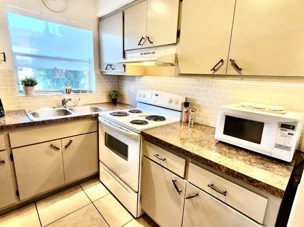 160 NE 8th Ave APT 21A, Hallandale, FL 33009