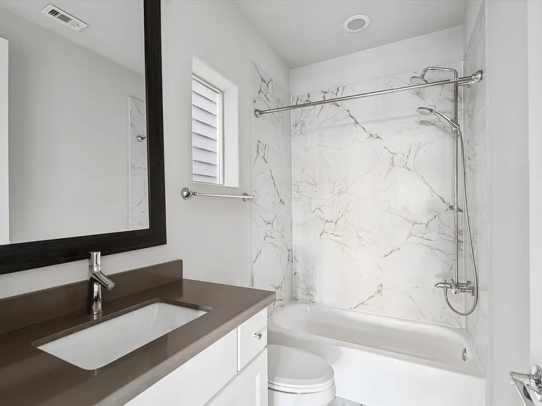 1005 Saint Charles St — Photo 9