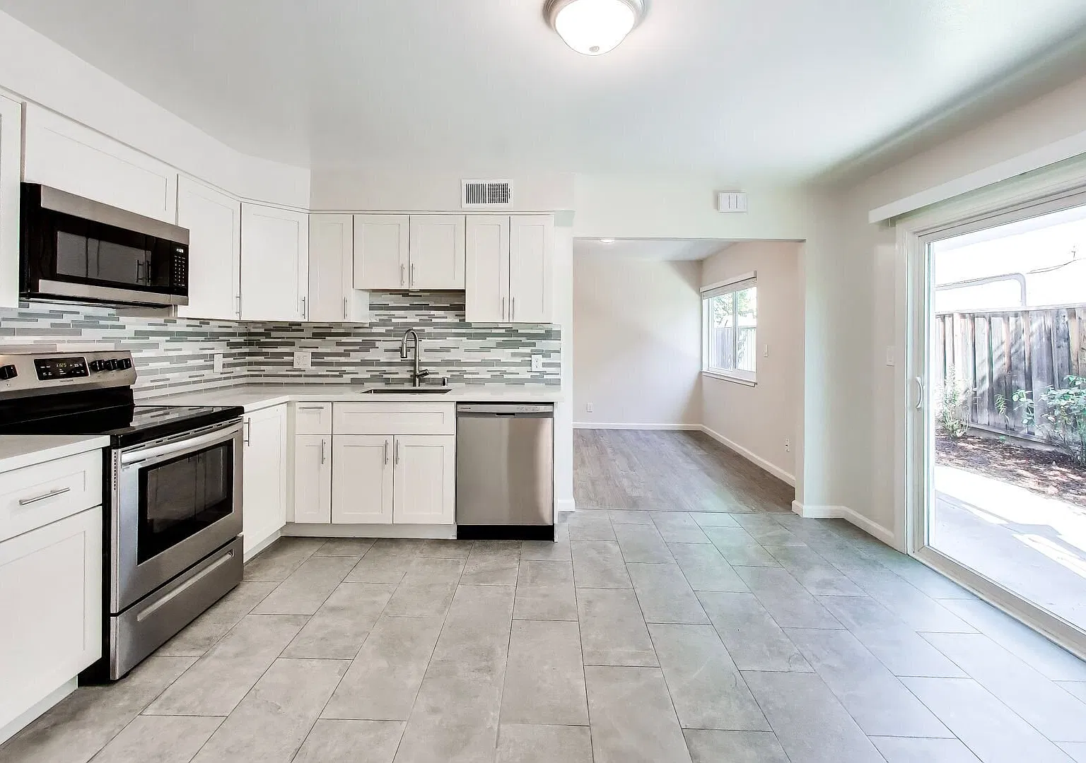 3 Bed 2 Bath w/ 2 Car Garage - Redwood City Gem! — Photo 2