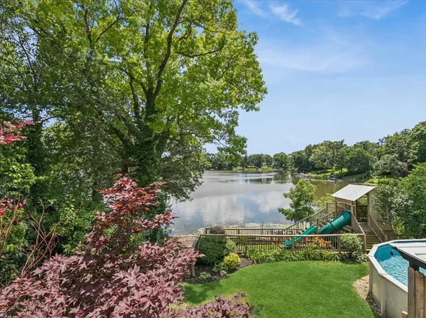 585 Killarney Pass Cir, Mundelein, IL 60060