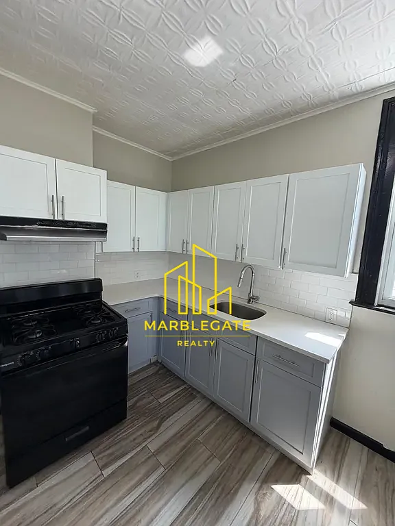 3 bed, 1050 sqft, $2,200 — Photo 2