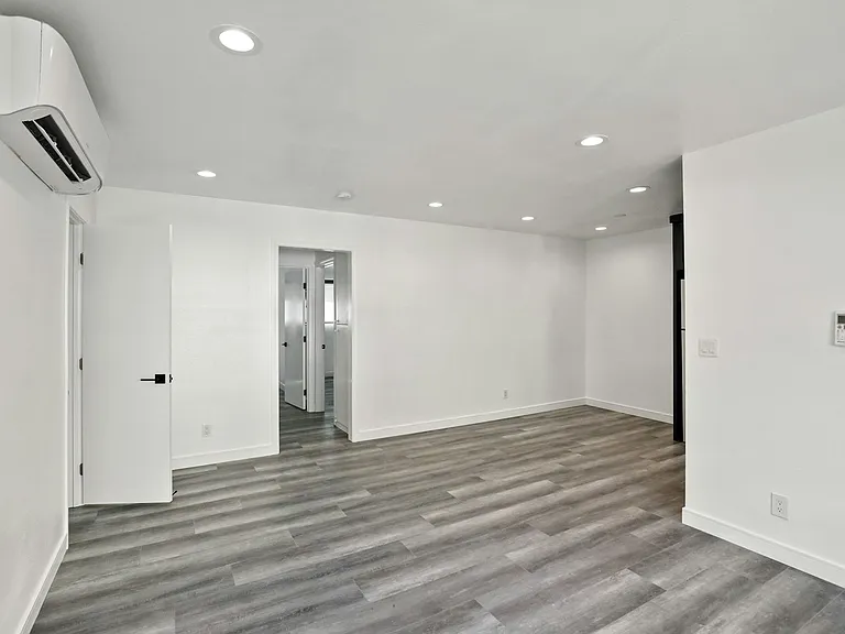 900 W College St #4 — Photo 7