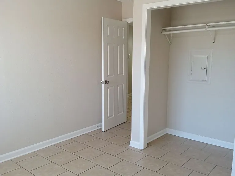 425 Wilson Ln — Photo 3