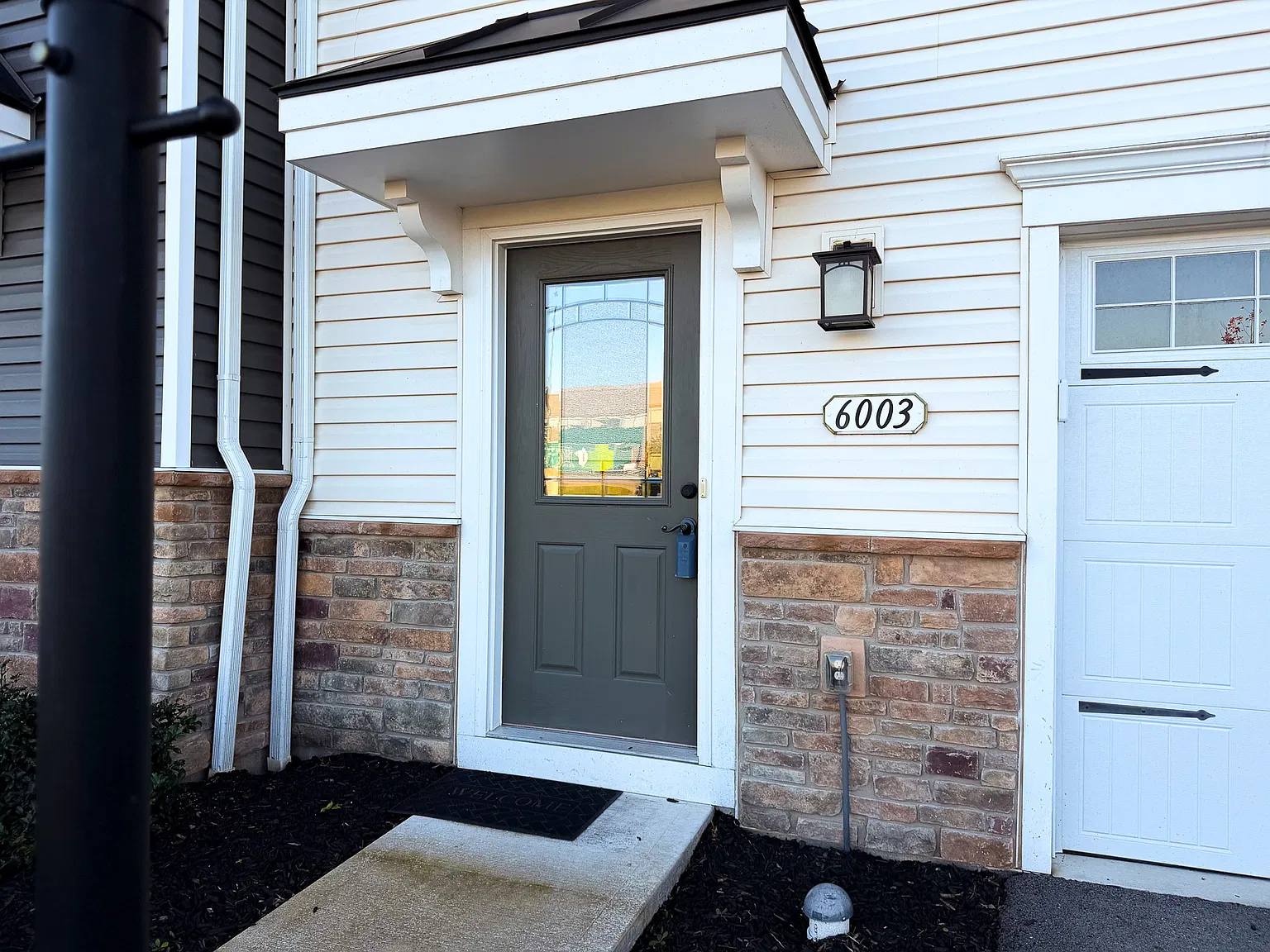 3 bed, 2.5 bath, 1432 sqft, $1,900 — Photo 2