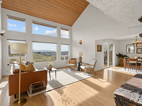 4th image of 704 NW 3rd Dr