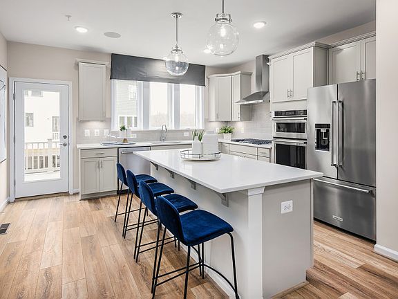 Oversized Island in the Gourmet Kitchen