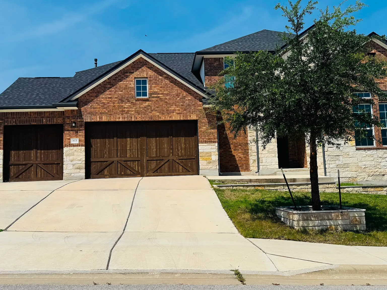 5 bed, 3932 sqft, $3,499 — Photo 2