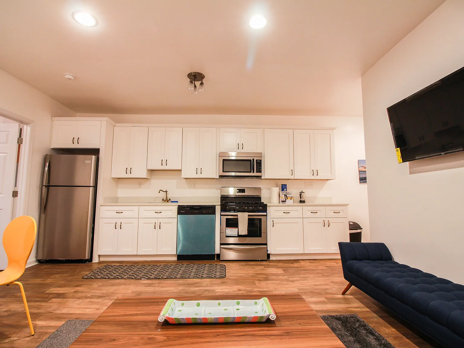2 bed, 850 sqft, $1,693 — Photo 1