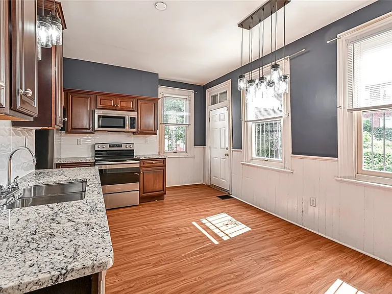 617 Avery St — Photo 8