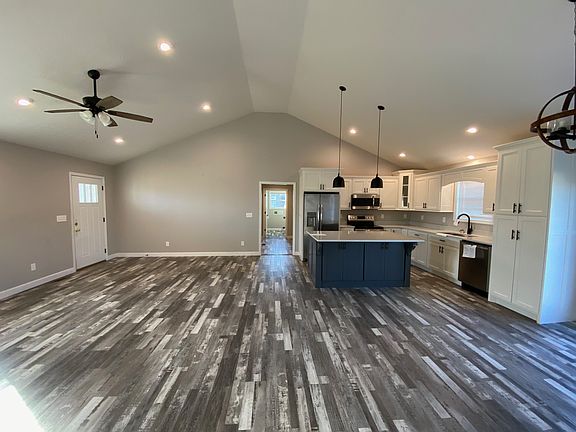 4th image of 102 Willow Hill Ct
