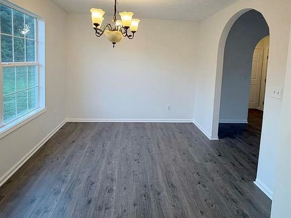 5th image of 711 Cloverdale Dr