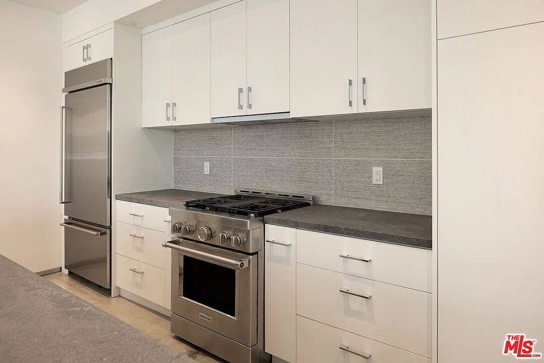 2 bed, 2.5 bath, 2306 sqft, $11,900 — Photo 4