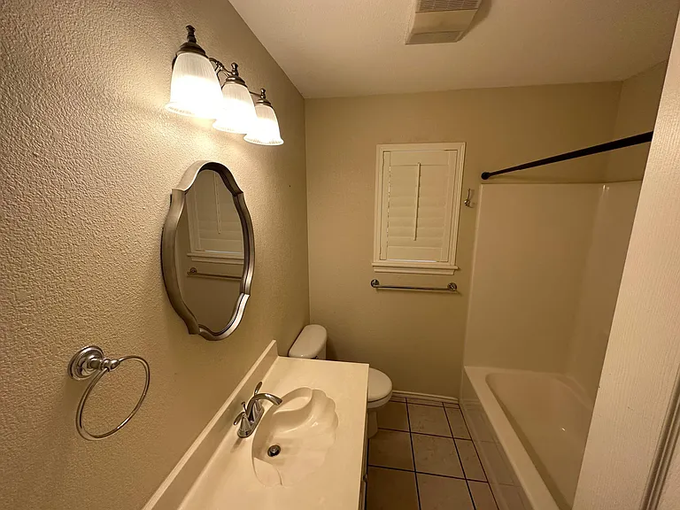 1610 Morrow Ln — Photo 7