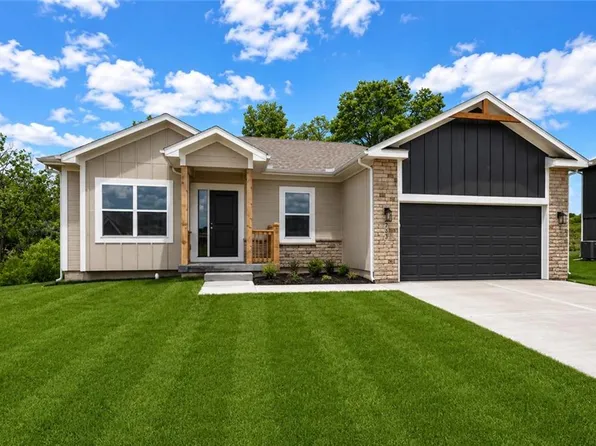 704 Blazing Star Dr, Raymore, MO 64083
