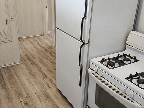3rd image of 2427 1/2 Andreo Ave