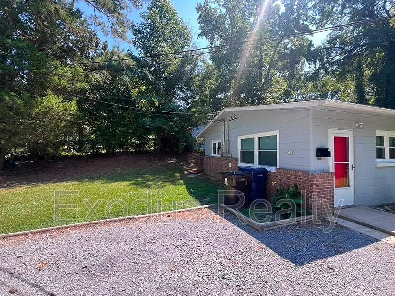 2 bed, 1.0 bath, 850 sqft, $1,100 — Photo 3