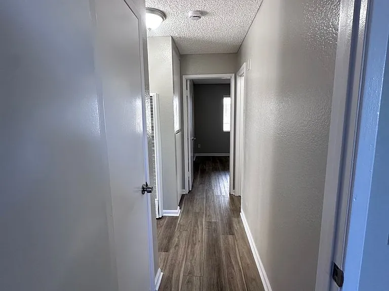 1726 Daly-Jardin Apartments — Photo 14