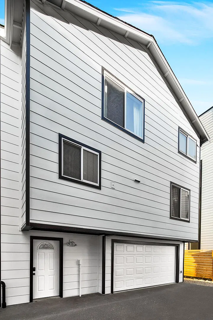 Spacious 3-Bedroom Townhouse with Private Yard & 2-Car Garage in Georgetown — Photo 1