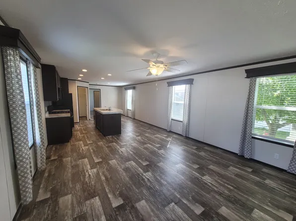 3208 Bristol Rd, Waterloo, IA 50701