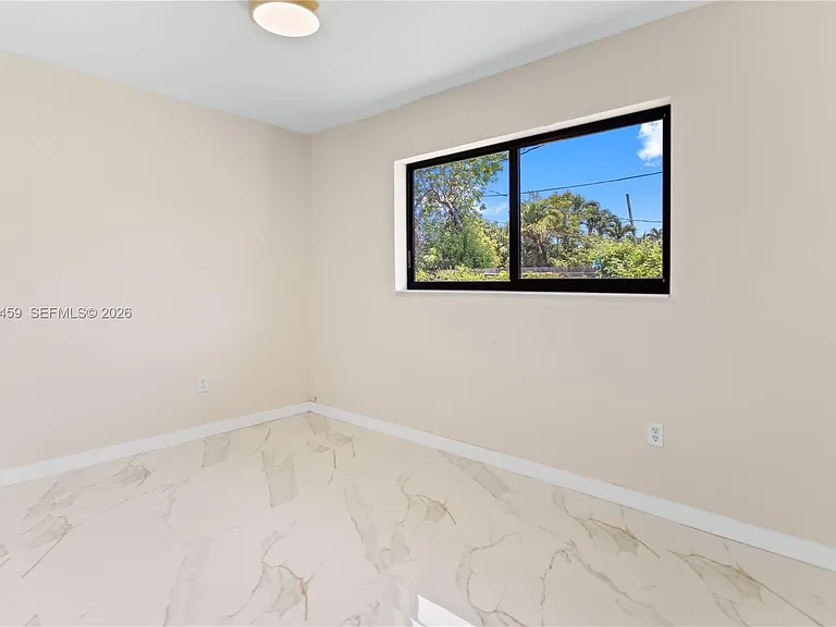 21330 NE 26th Ave — Photo 30