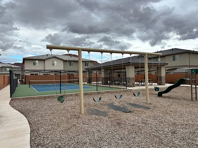 Three Bedroom Red Mountain Vista Town Home — Photo 38