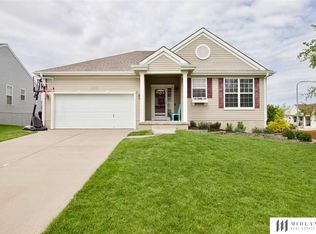 2402 Lakewood Dr, Papillion, NE 68046