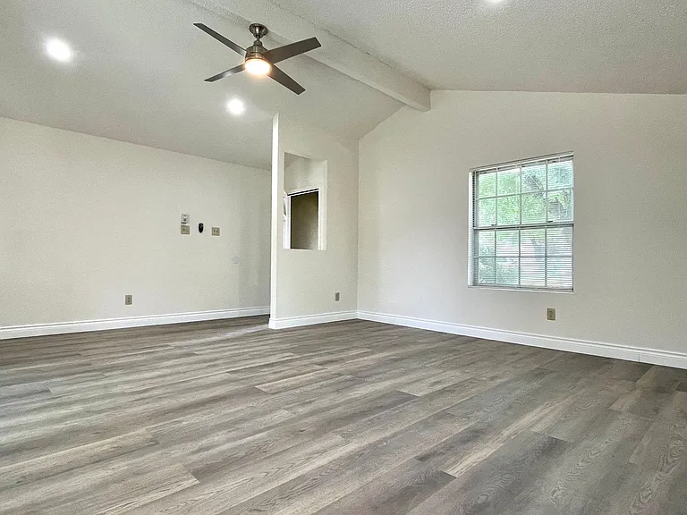 1729 Cricket Hollow Dr — Photo 5